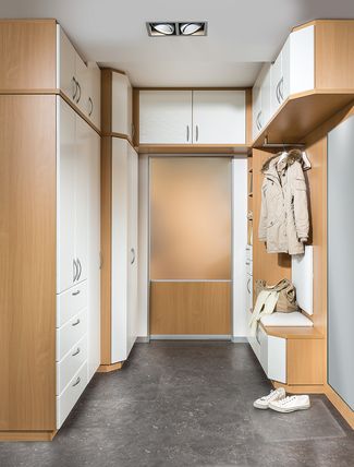 U-förmiger Vorzimmerverbau bis zur Decke mit Türüberbau 