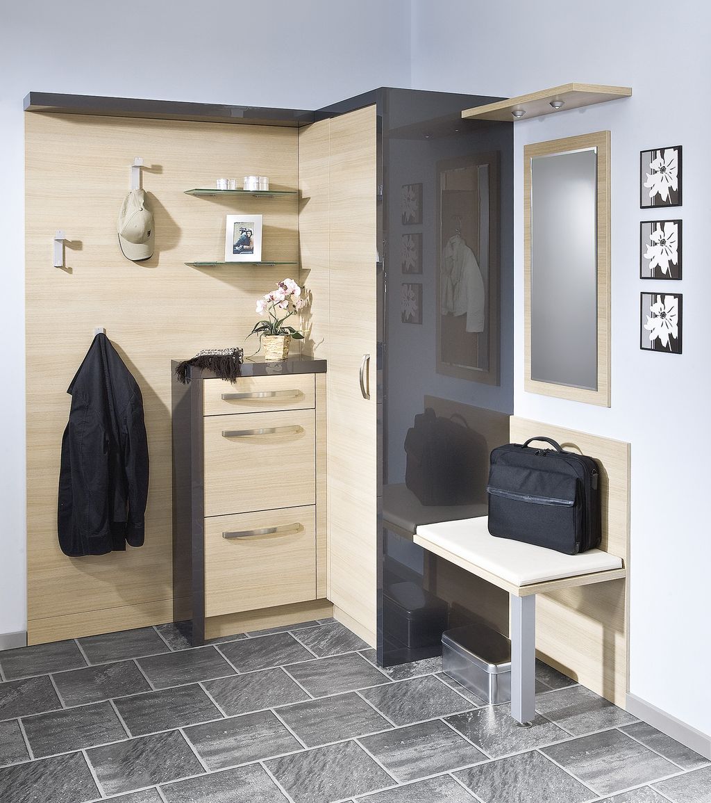 Vorzimmer mit Sitzgelegenheit