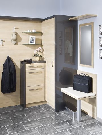 Vorzimmer mit Sitzgelegenheit