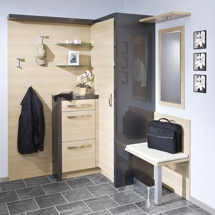 Vorzimmer mit Sitzgelegenheit