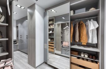 Schwebetürschrank