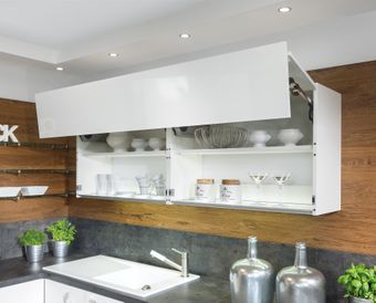 Hängeschrank mit Hochfaltklappe