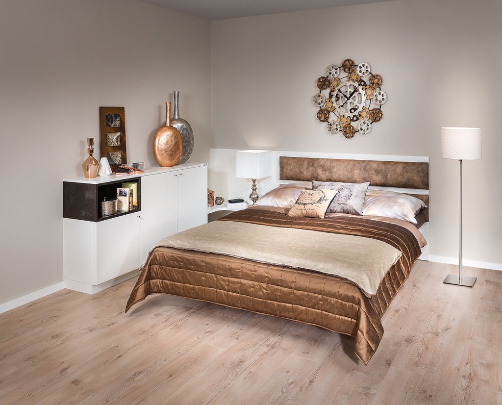 Schlafzimmer mit Anrichte