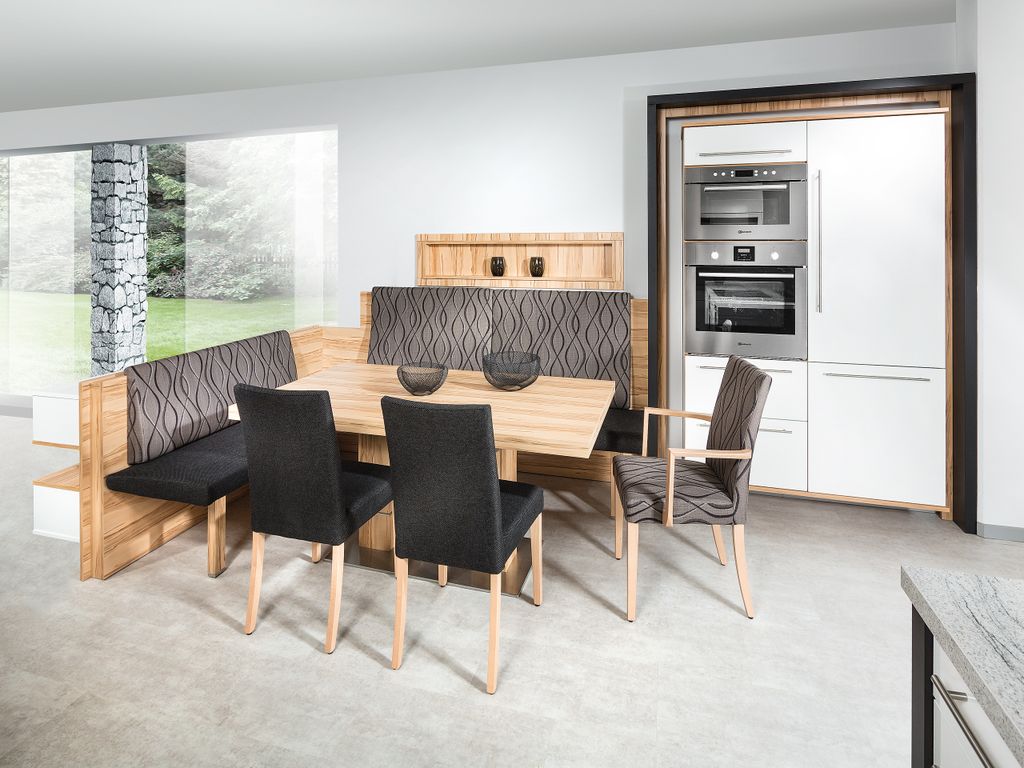 Essgruppe mit unterschiedlichen Lehnenhöhen.