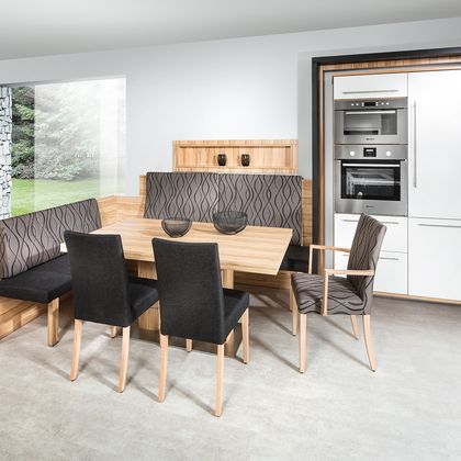 Essgruppe mit unterschiedlichen Lehnenhöhen.