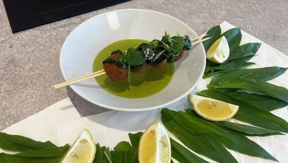 Cremige Bärlauchsuppe und knusprige Garnele