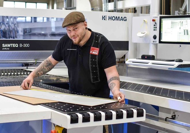 P.MAX Tischler bei der Arbeit mit modernsten Maschinen.