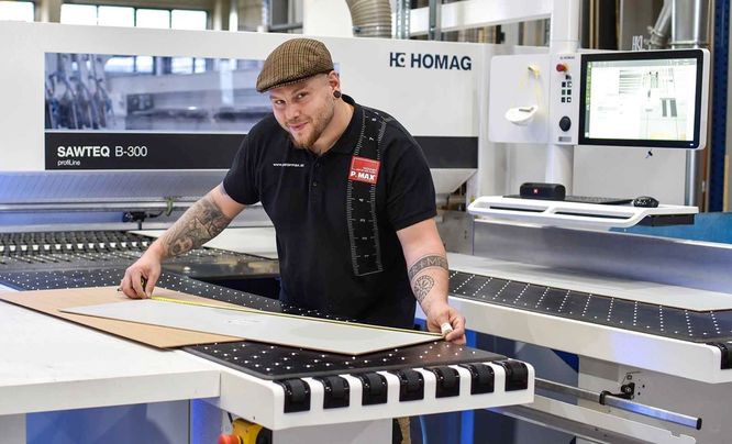 P.MAX Tischler bei der Arbeit mit modernsten Maschinen.