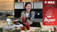 Sarah Jahn präsentiert in einer modernen Küche das geschichtete „Schneeflocken Dessert“ in einem Glas sowie zwei weihnachtlich dekorierte Mocktails mit Rosmarin und Zuckerstangen. Die festlich gedeckte Arbeitsplatte ist zudem mit einem Granatapfel, Limetten und weihnachtlicher Dekoration wie Tannenzweigen und einem kleinen weißen Auto geschmückt.