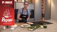 Chefkoch Peter Lehner bereitet in einer modernen Küche das Rezept für grüne Salat-Gazpacho und Saibling zu. Vor ihm auf der Arbeitsfläche stehen die angerichteten Teller mit dem Fisch, frischer Kresse und einem Glas der grünen Gazpacho.