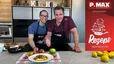 Peter Lehner und Philipp Jelinek präsentieren in einer modernen Küche das fertige Gericht: Rosa gebratene Kalbsleber auf Erdäpfel-Stampf, garniert mit glasierten Äpfeln und Walnüssen.