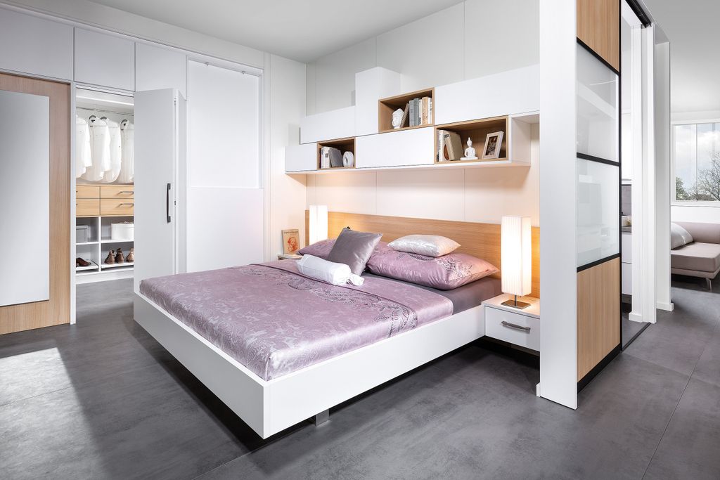 Schlafzimmer mit Bettüberbau