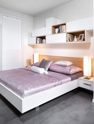 Schlafzimmer mit Bettüberbau