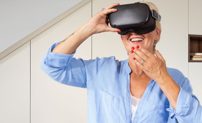 Frau entdeckt ihre neue P.MAX Einrichtung in der virtuellen Realität.