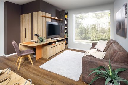 Wohnzimmer mit Schreibtisch