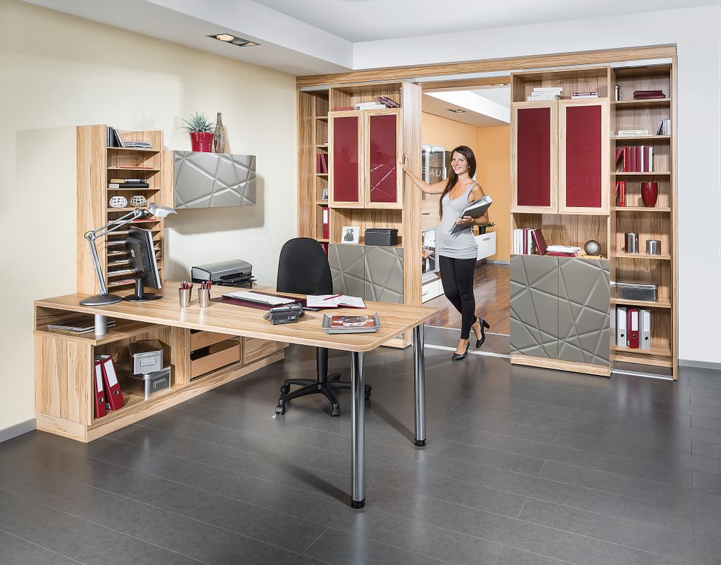 Heimbüro mit schiebbaren Regalen als Raumteiler