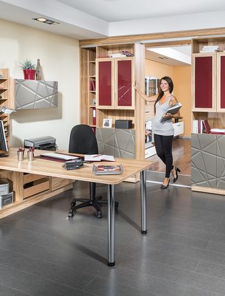 Heimbüro mit schiebbaren Regalen als Raumteiler