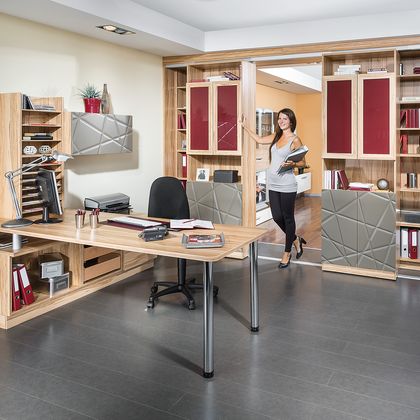 Heimbüro mit schiebbaren Regalen als Raumteiler