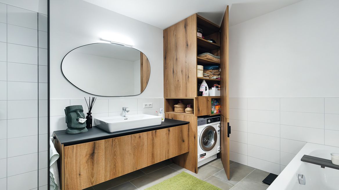 Badezimmer mit Waschmaschinenverbau