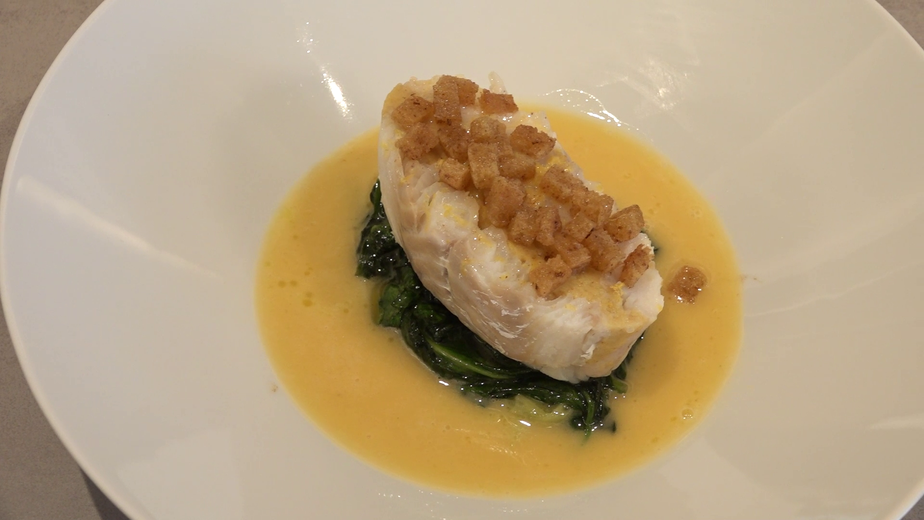 Gefüllter Kabeljau, frischer Spinat, schaumige Beurre Blanc