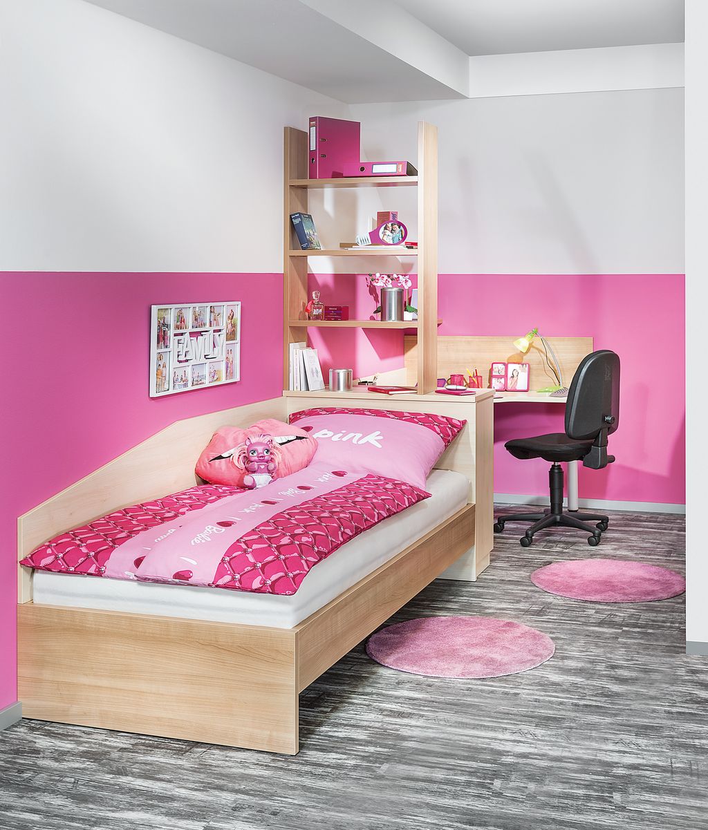 Kinderzimmer mit einem Einzelbett, Schreibtisch und Dachschrägenberbau in Dekor Kirsch