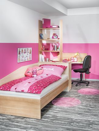 Kinderzimmer mit einem Einzelbett, Schreibtisch und Dachschrägenberbau in Dekor Kirsch