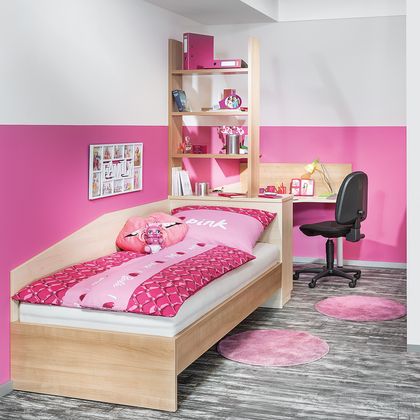 Kinderzimmer mit einem Einzelbett, Schreibtisch und Dachschrägenberbau in Dekor Kirsch