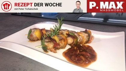 Schaschlik mit würziger Sauce.