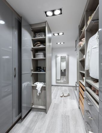 Schrank mit Wäscheschacht