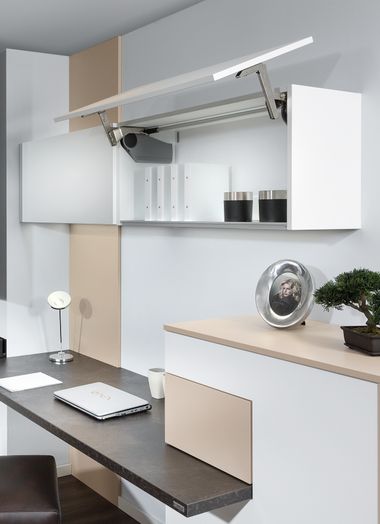 Hängeschrank mit Leuchtboden.