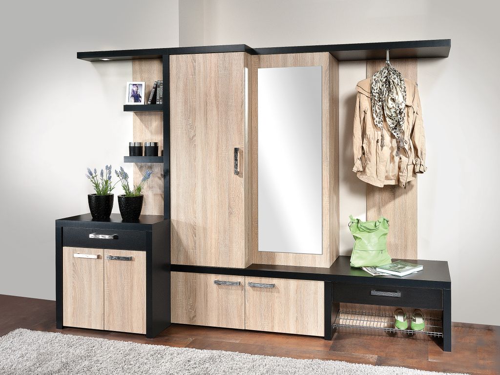 Vorzimmer mit verbautem Mauervorsprung