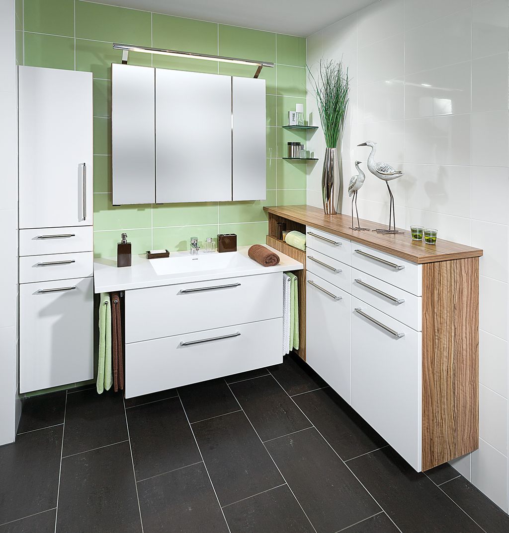 Einzel-Eckbad mit Corian-Waschtisch
