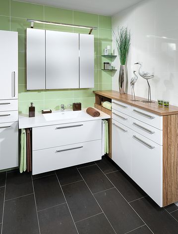 Einzel-Eckbad mit Corian-Waschtisch