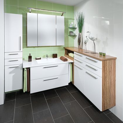 Einzel-Eckbad mit Corian-Waschtisch