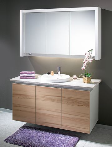 Einzelbad mit Spiegelschrank