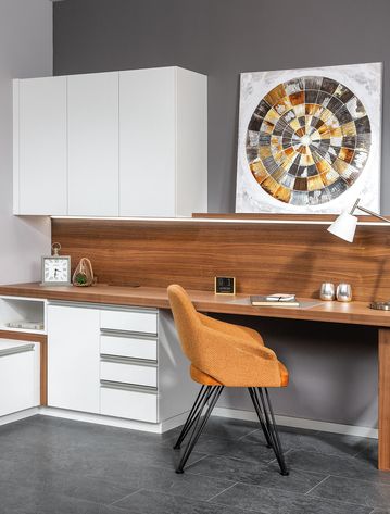 Büro mit Schreibplatz