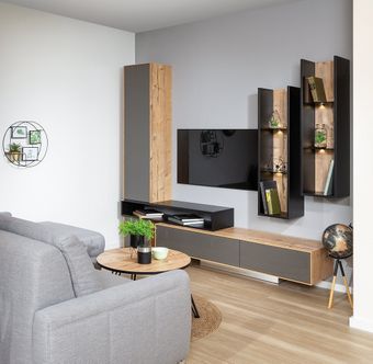 Sofa mit Beistelltisch