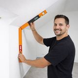 Ein Experte des Ausmessdienstes verwendet einen digitalen Winkelmesser, um die exakte Neigung einer Dachschräge in einem hellen Raum zu bestimmen. Die präzise Erfassung schwieriger Winkel dient als Grundlage für die passgenaue Planung von Möbeln nach Maß.