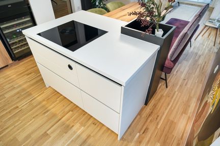 Insel mit integriertem Blumentopf