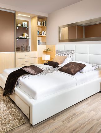 Schlafzimmer mit Stoffbett