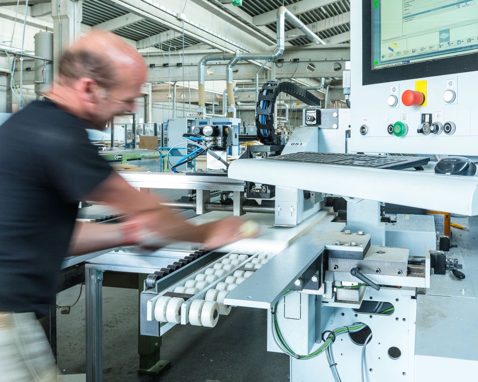 Moderne CNC Maschinen zur Maßmöbelproduktion.