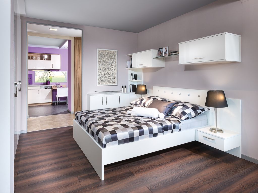 Schlafzimmer mit Wandschrank