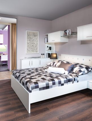 Schlafzimmer mit Wandschrank
