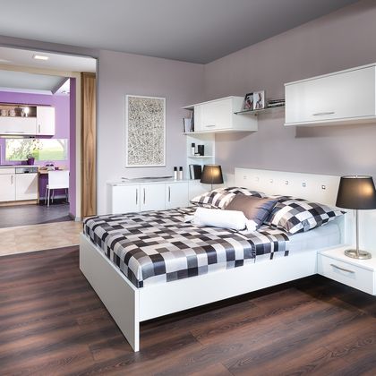 Schlafzimmer mit Wandschrank