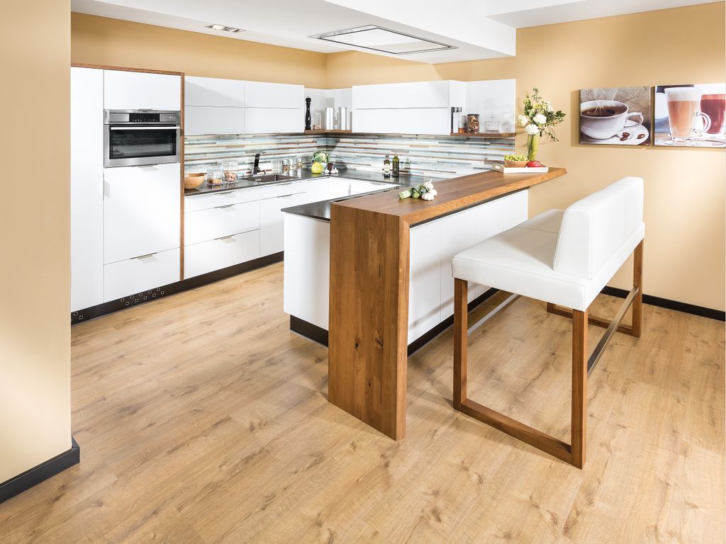 Designwohnküche in U-Form mit Bar und Hochbank