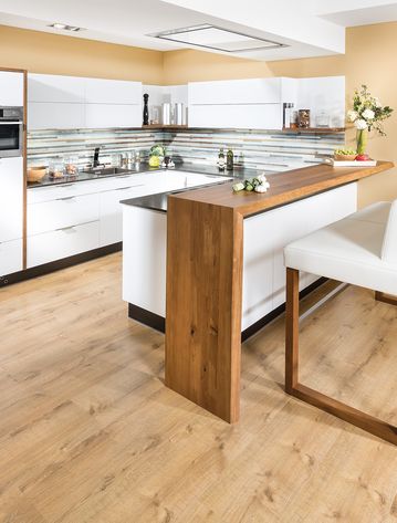 Designwohnküche in U-Form mit Bar und Hochbank