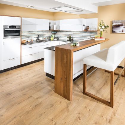 Designwohnküche in U-Form mit Bar und Hochbank