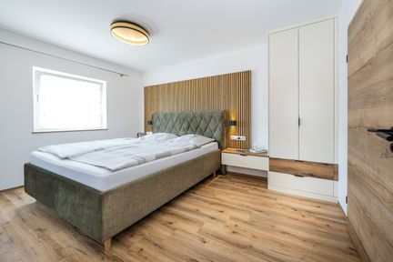 Insel mit integriertem Blumentopf