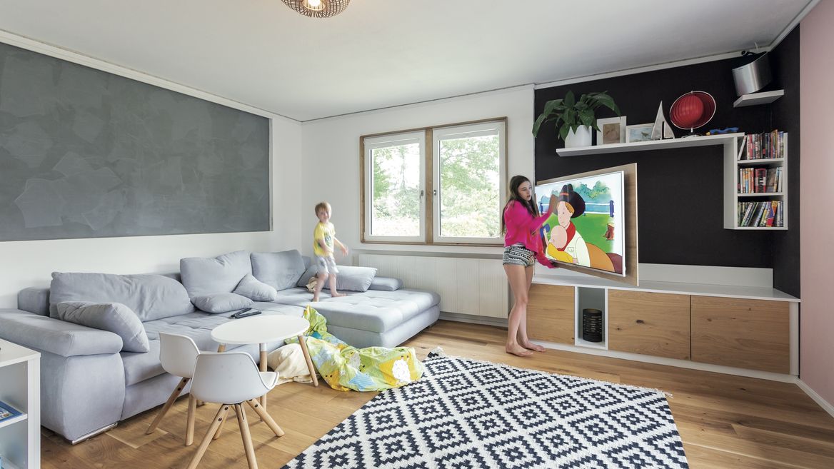 Kinderleicht den Fernseher schwenken.