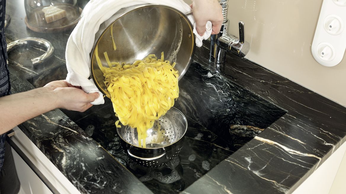 Spaghetti kochen.